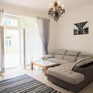 https://schnbrunn-palace-apartments-free-parking-24h-checkin.vienna-besthotels.com